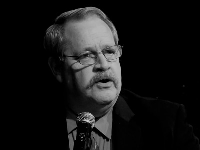 Murray-at-podium_O0A9844-BW_800x800_acf_cropped_400x300_acf_cropped